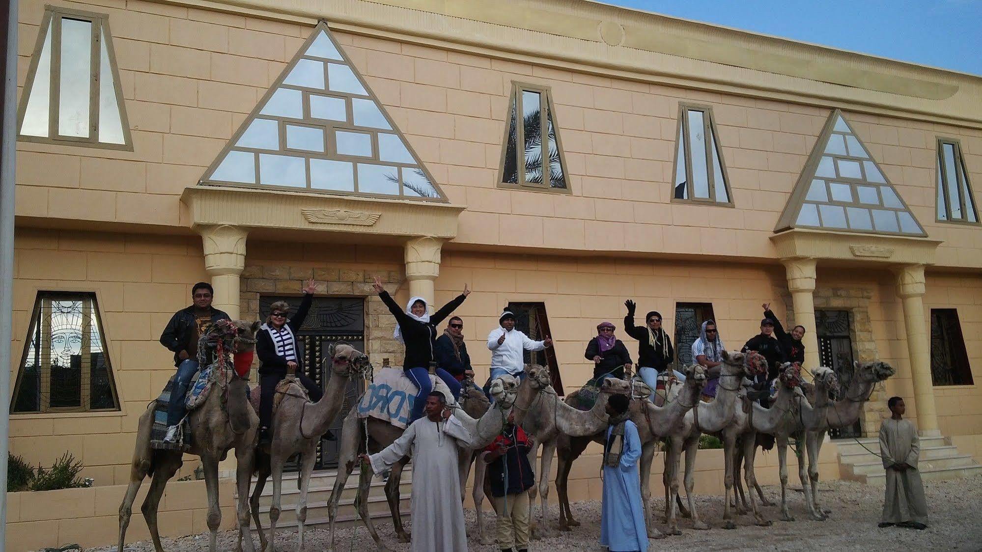 Pyramids & Szálloda 3*